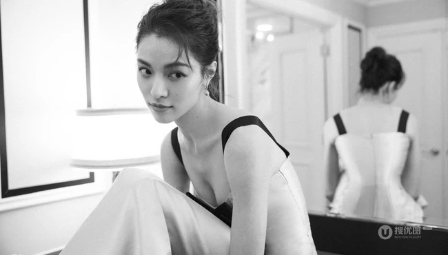 钟楚曦超紧身连衣裙黑白写真图片，尽显气质时尚线条