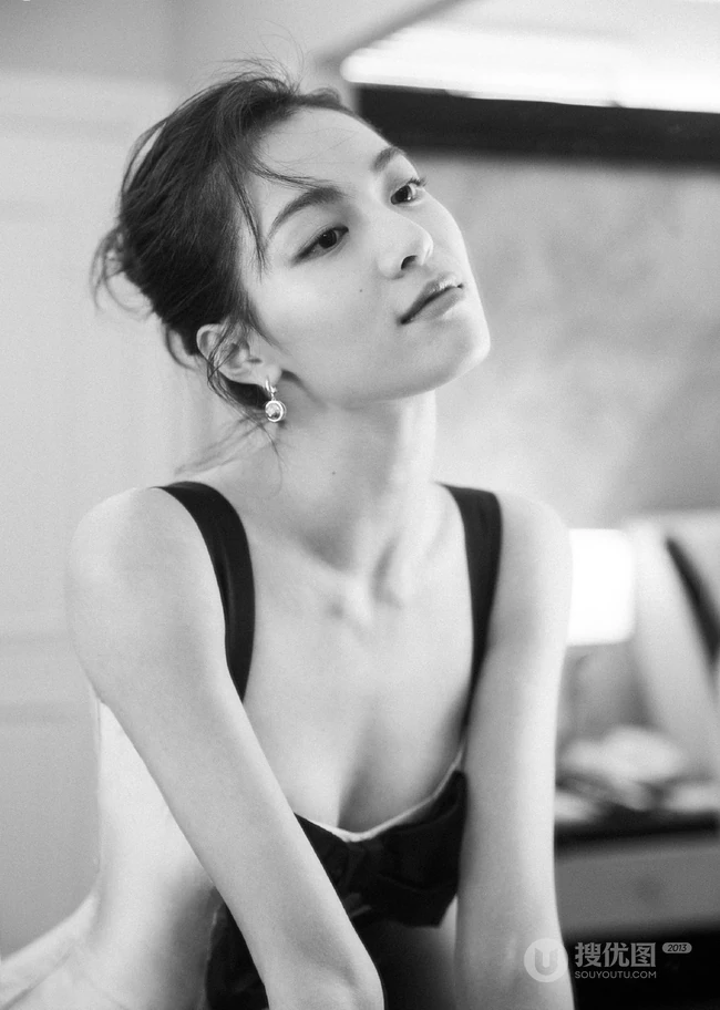 钟楚曦超紧身连衣裙黑白写真图片，尽显气质时尚线条