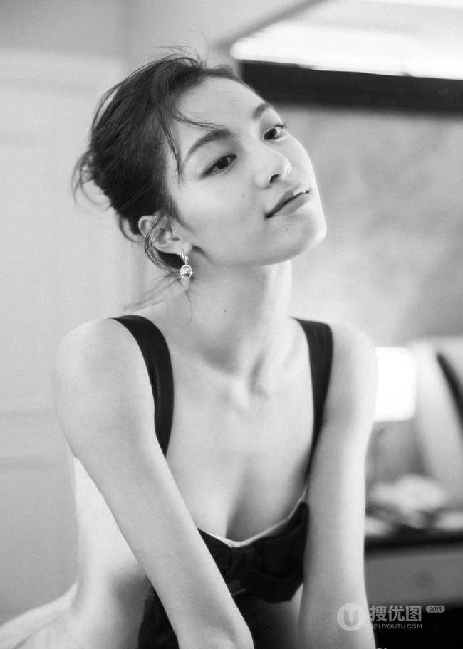 钟楚曦超紧身连衣裙黑白写真图片，尽显气质时尚线条
