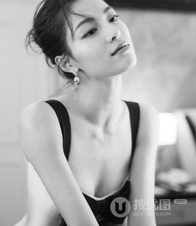 钟楚曦超紧身连衣裙黑白写真图片，尽显气质时尚线条