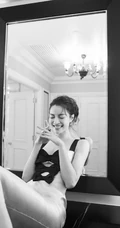 钟楚曦超紧身连衣裙黑白写真图片，尽显气质时尚线条