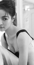钟楚曦超紧身连衣裙黑白写真图片，尽显气质时尚线条