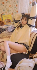 高颜值匀称身形小姐姐露肩装毛衣配短裤室内唯美写真图片