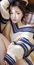 高颜值匀称身形小姐姐露肩装毛衣配短裤室内唯美写真图片