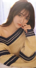 高颜值匀称身形小姐姐露肩装毛衣配短裤室内唯美写真图片