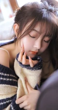 高颜值匀称身形小姐姐露肩装毛衣配短裤室内唯美写真图片