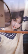 高颜值匀称身形小姐姐露肩装毛衣配短裤室内唯美写真图片