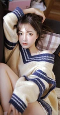 高颜值匀称身形小姐姐露肩装毛衣配短裤室内唯美写真图片