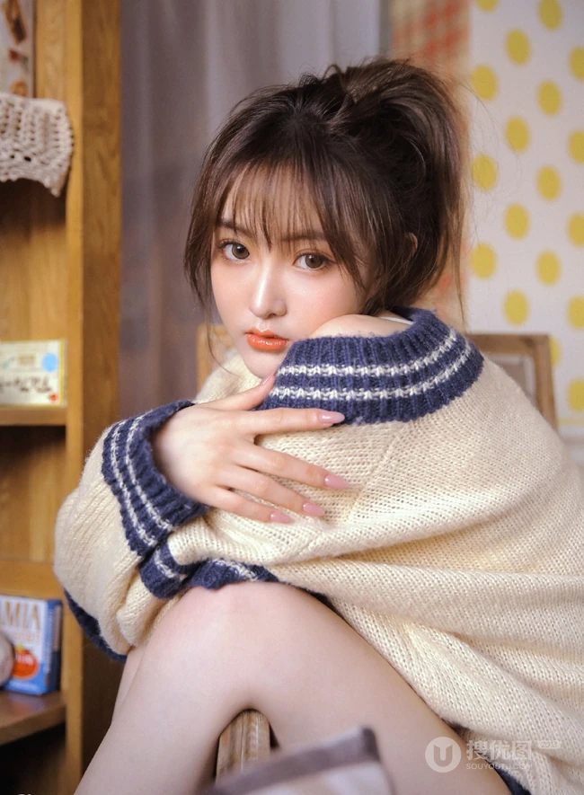 高颜值匀称身形小姐姐露肩装毛衣配短裤室内唯美写真图片