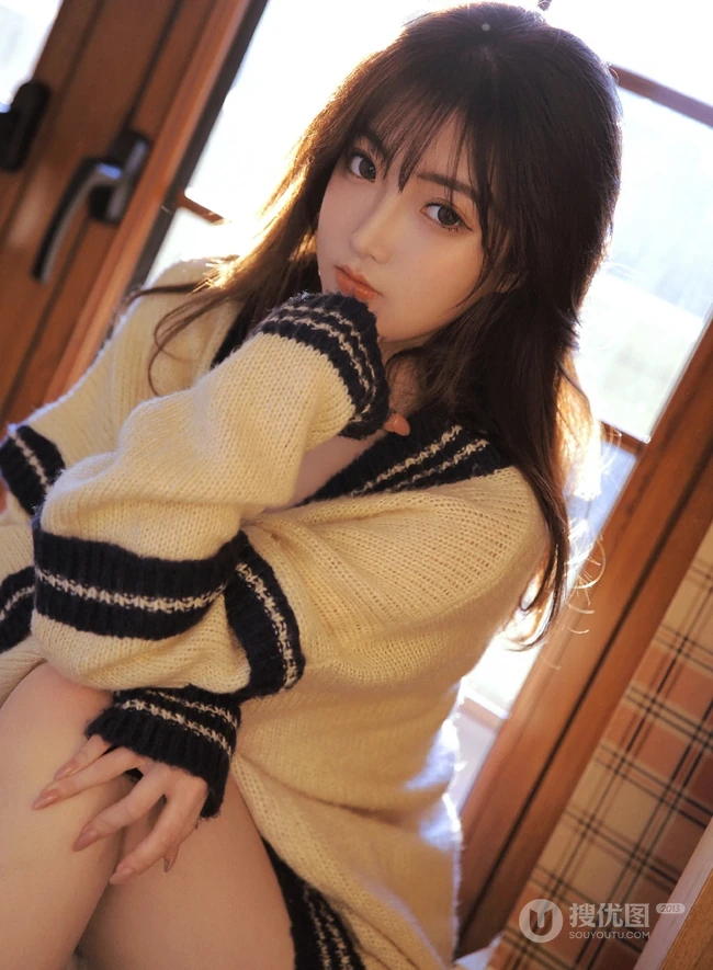 高颜值匀称身形小姐姐露肩装毛衣配短裤室内唯美写真图片