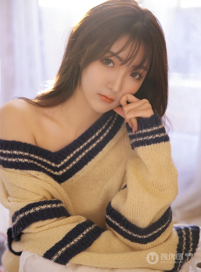 高颜值匀称身形小姐姐露肩装毛衣配短裤室内唯美写真图片