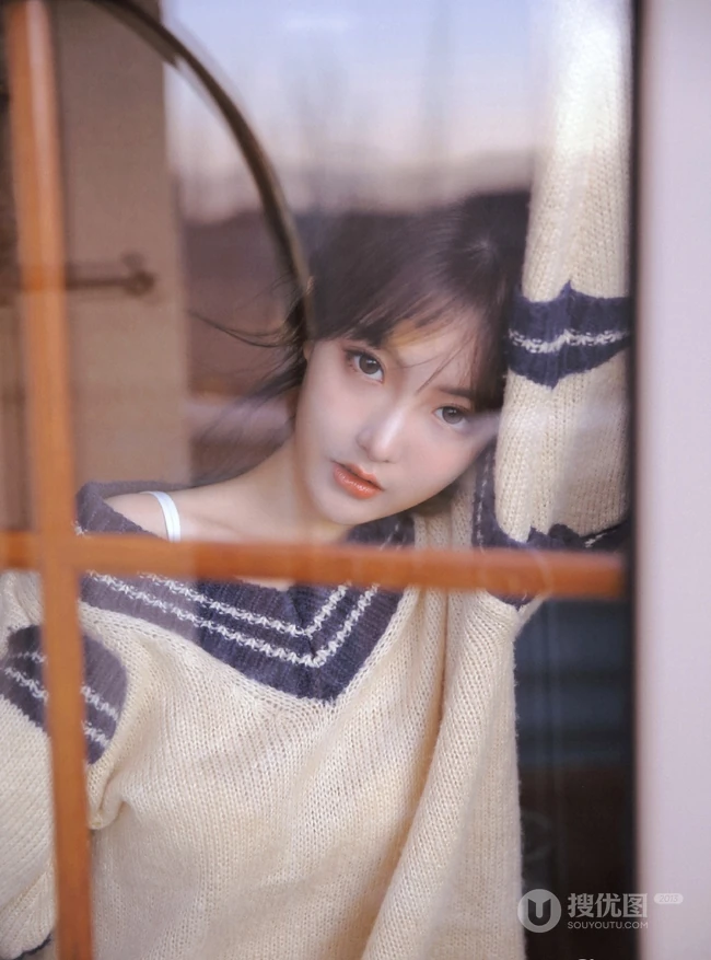 高颜值匀称身形小姐姐露肩装毛衣配短裤室内唯美写真图片