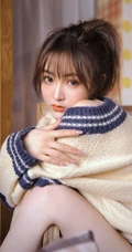 高颜值匀称身形小姐姐露肩装毛衣配短裤室内唯美写真图片