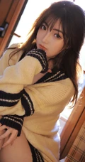 高颜值匀称身形小姐姐露肩装毛衣配短裤室内唯美写真图片