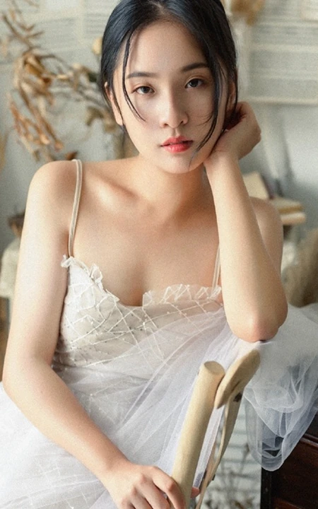 文艺型温婉少女着气质肩带轻纱白裙室内钢琴前唯美写真