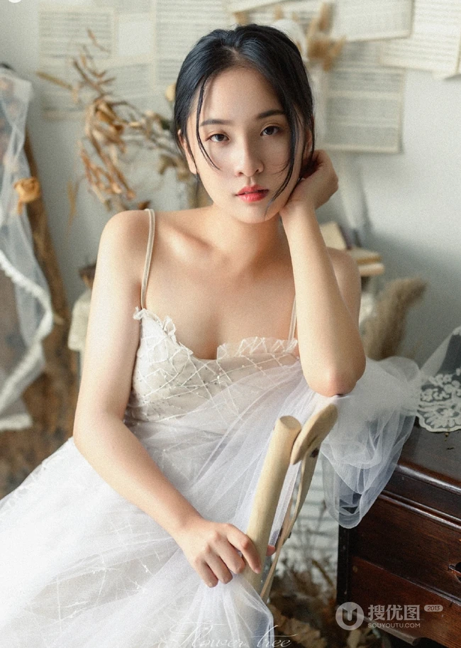 文艺型温婉少女着气质肩带轻纱白裙室内钢琴前唯美写真