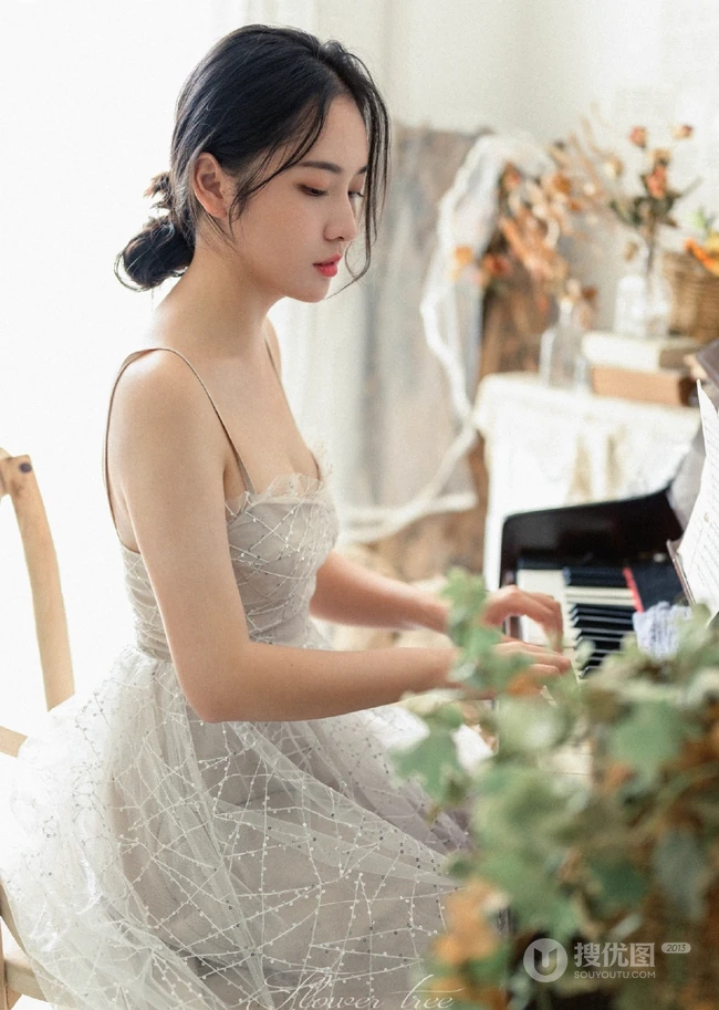 文艺型温婉少女着气质肩带轻纱白裙室内钢琴前唯美写真