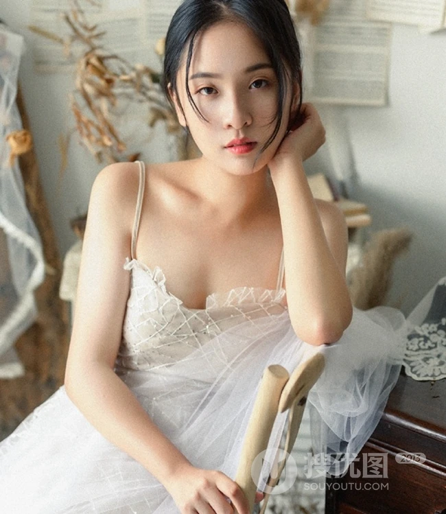 文艺型温婉少女着气质肩带轻纱白裙室内钢琴前唯美写真