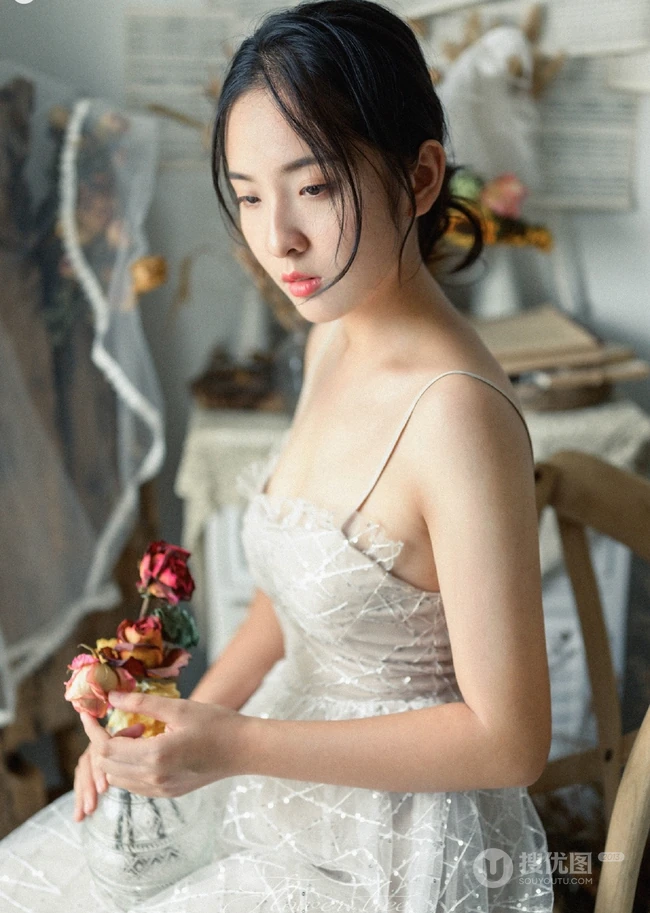 文艺型温婉少女着气质肩带轻纱白裙室内钢琴前唯美写真