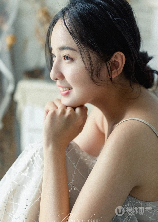 文艺型温婉少女着气质肩带轻纱白裙室内钢琴前唯美写真