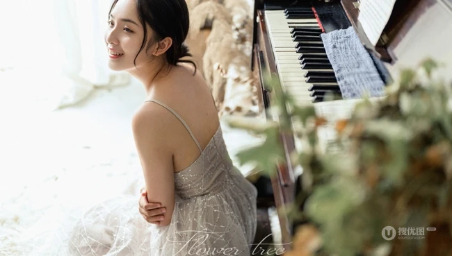 文艺型温婉少女着气质肩带轻纱白裙室内钢琴前唯美写真
