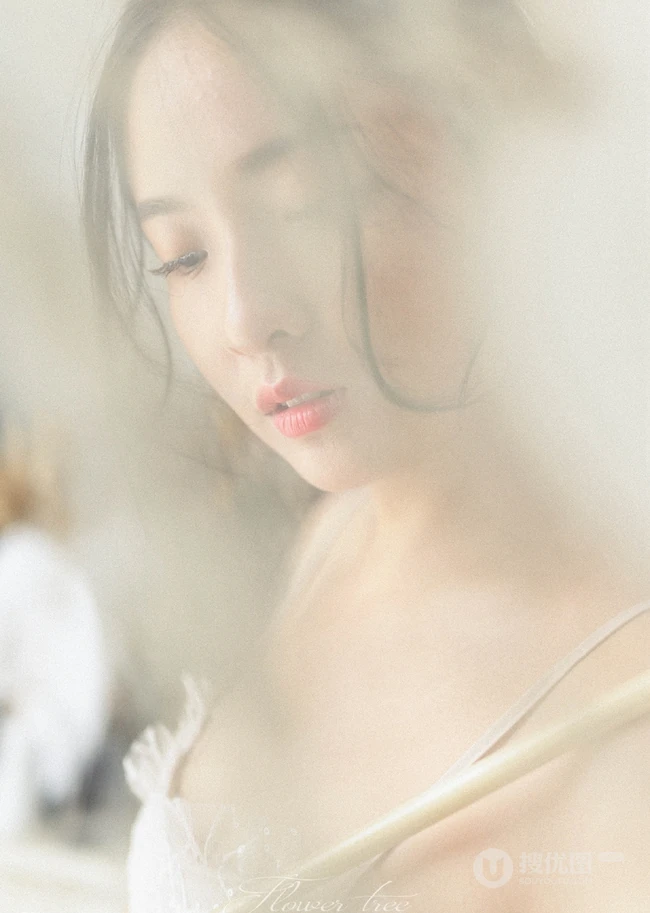 文艺型温婉少女着气质肩带轻纱白裙室内钢琴前唯美写真