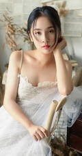 文艺型温婉少女着气质肩带轻纱白裙室内钢琴前唯美写真