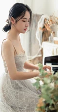 文艺型温婉少女着气质肩带轻纱白裙室内钢琴前唯美写真