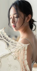 文艺型温婉少女着气质肩带轻纱白裙室内钢琴前唯美写真