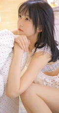 白皙线条感纤细线条可爱女生气质镂空上衣搭短裤室内写真照