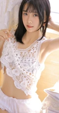白皙线条感纤细线条可爱女生气质镂空上衣搭短裤室内写真照