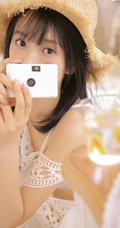 白皙线条感纤细线条可爱女生气质镂空上衣搭短裤室内写真照