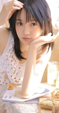 白皙线条感纤细线条可爱女生气质镂空上衣搭短裤室内写真照