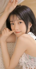 白皙线条感纤细线条可爱女生气质镂空上衣搭短裤室内写真照