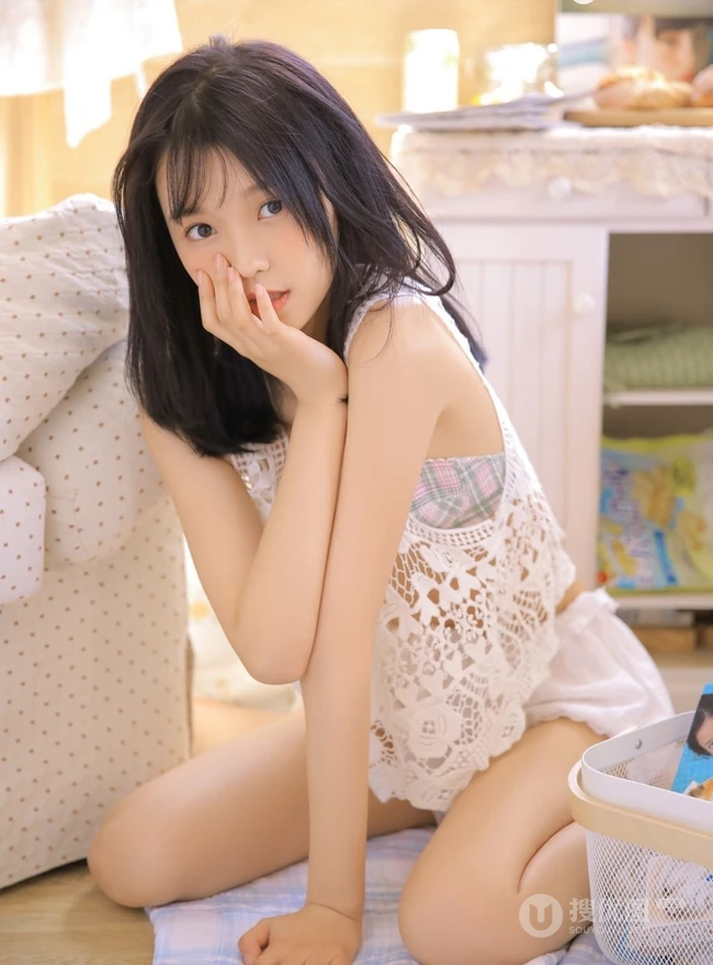 白皙线条感纤细线条可爱女生气质镂空上衣搭短裤室内写真照