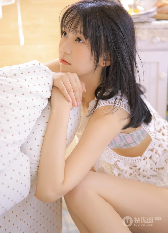 白皙线条感纤细线条可爱女生气质镂空上衣搭短裤室内写真照