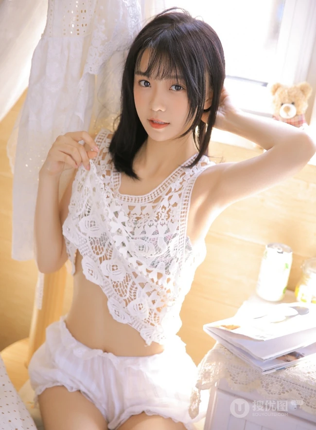 白皙线条感纤细线条可爱女生气质镂空上衣搭短裤室内写真照