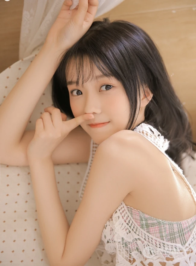 白皙线条感纤细线条可爱女生气质镂空上衣搭短裤室内写真照