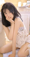 白皙线条感纤细线条可爱女生气质镂空上衣搭短裤室内写真照