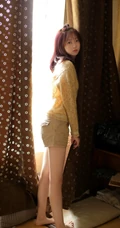阳光明媚下的娇俏可爱少女毛衣短裤室内写真图片