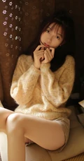 阳光明媚下的娇俏可爱少女毛衣短裤室内写真图片