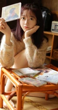阳光明媚下的娇俏可爱少女毛衣短裤室内写真图片