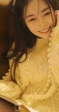 邻家漂亮线条感小姐姐毛衣短裤室内看书，发呆悠闲写真美图