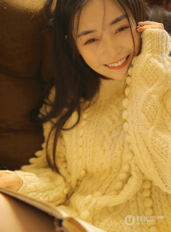 邻家漂亮线条感小姐姐毛衣短裤室内看书，发呆悠闲写真美图