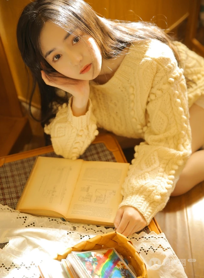 邻家漂亮线条感小姐姐毛衣短裤室内看书，发呆悠闲写真美图