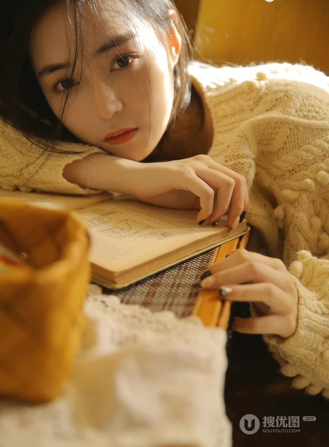 邻家漂亮线条感小姐姐毛衣短裤室内看书，发呆悠闲写真美图