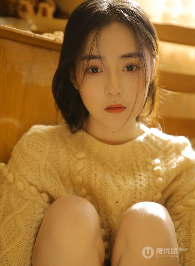 邻家漂亮线条感小姐姐毛衣短裤室内看书，发呆悠闲写真美图