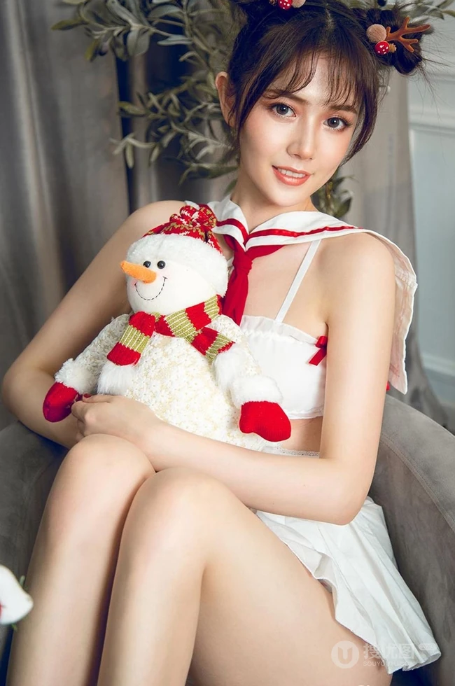 女生模特唐小糖圣诞节麋鹿造型短裙线条感气质写真图片