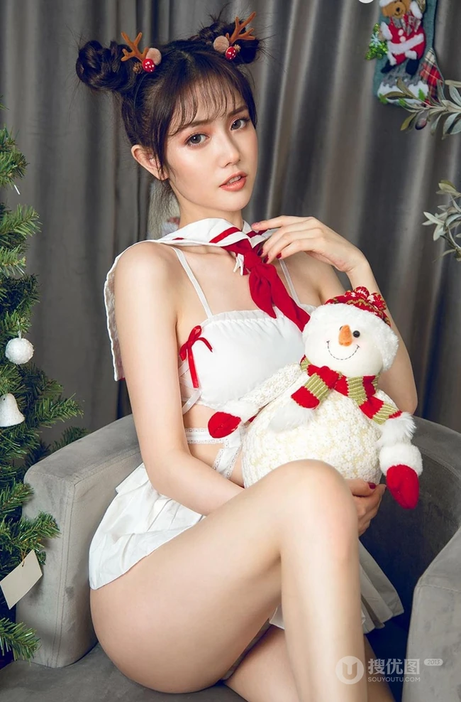 女生模特唐小糖圣诞节麋鹿造型短裙线条感气质写真图片