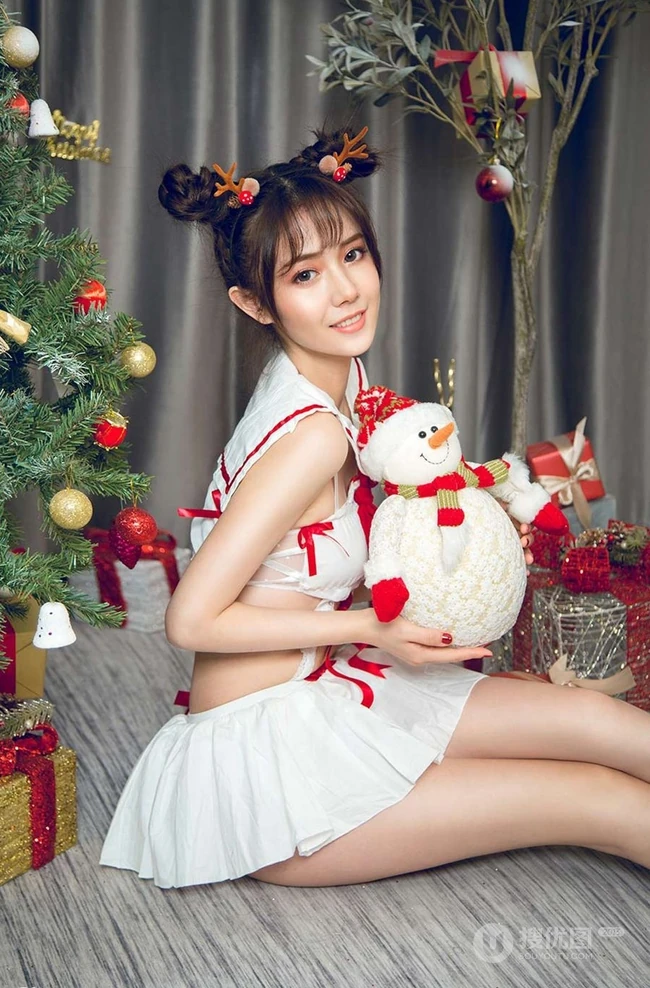 女生模特唐小糖圣诞节麋鹿造型短裙线条感气质写真图片